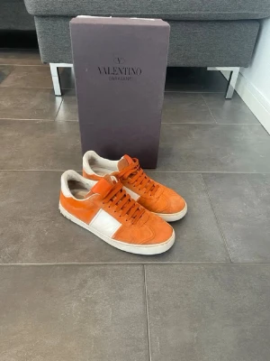 Valentino flycrews skor - Valentino flycrews skor herr| storlek: 41 men passar även 42-42,5| skick:9/10| pris: 2699kr| Box tillkommer| hör av dig vid minsta lilla fundering eller fråga|