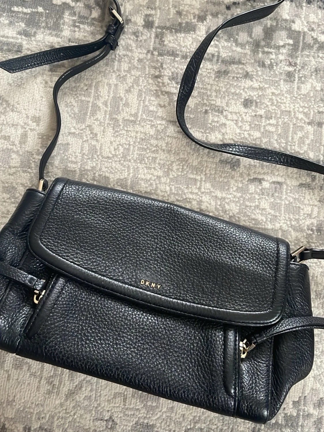 Svart axelväska från DKNY i skinn