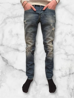 Dondup jeans George  - Dondup jeans George trendigaste jeansen på marknaden. Skick 9,5/10 nypris runt 4000kr säljs för 900kr( modellen har original slingarar ifrån fabrik vilket är väldigt eftertraktat och populärt storlek 31 