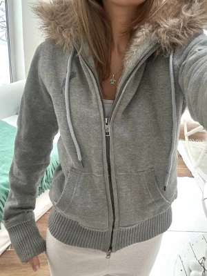 Abercrombie & fitch zip med päls  - En zip från Abercrombie & fitch i storlek L. Kan upplevas mindre i storlek, likt en M. Jag fraktar inom 24h, frakt med PostNord prioriteras. Se liknande plagg i min profil! 