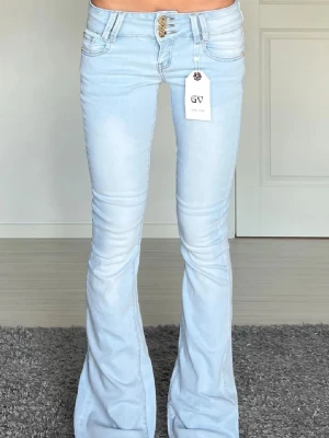 Jeans - Midjemått: 36cm rakt över, innerbenslängd: 81cm 🩷