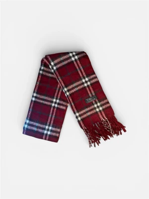 Rutig halsduk från Burberrys i ull - Klassisk röd och svart rutig halsduk från Burberrys of London, tillverkad i 100% lammull. Halsduken har vita och blå detaljer i mönstret samt fransar i ändarna. Perfekt accessoar för att lyfta din outfit med en tidlös brittisk stil.
