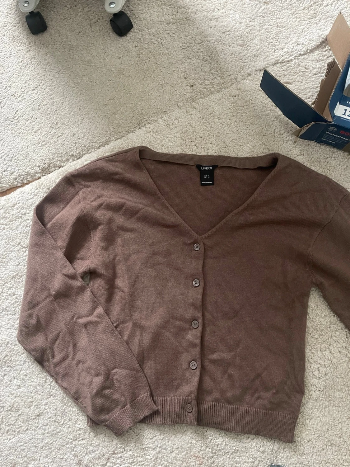 Brun kofta med v-ringning från Bik Bok