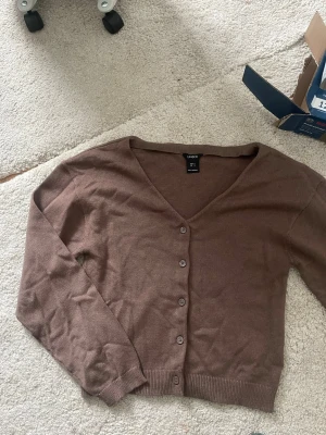 Brun kofta med v-ringning från Bik Bok - Säljer en brun kofta den är helt ny den ser inte ny ut men den är de 