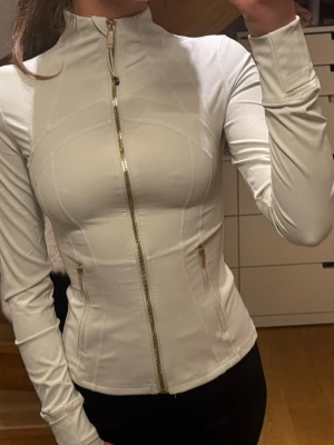 Lululemon kofta - Fin kofta från lululemon. Fick i julklapp men inte riktigt min stil. Storlek 4