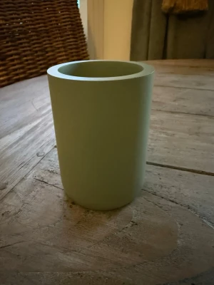 Ljusgrön cylinderformad penna- eller tandborstmugg - En stilren ljusgrön mugg i cylinderform, perfekt som pennställ eller tandborstmugg. Tillverkad i ett matt material som ger en modern känsla och passar snyggt på skrivbordet eller i badrummet. Oanvänd.