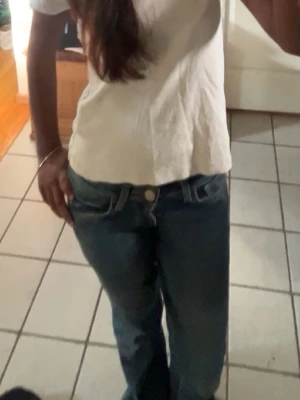 Levis lågmidjade jeans - mörkblåa jeans, omsydda till lågmidjade. Ett litet hål vid innerlåret kan enkelt vara sytt och syns knappt!🥰+gratis frakt! 