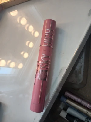 Maybelline Lash Sensational Sky High Mascara - Maybelline Lash Sensational Sky High Mascara i snygg rosa tub med metallicdetaljer. Ger längd och volym med en flexibel silikonborste som fångar varje frans. Perfekt för dig som vill ha långa och definierade fransar.