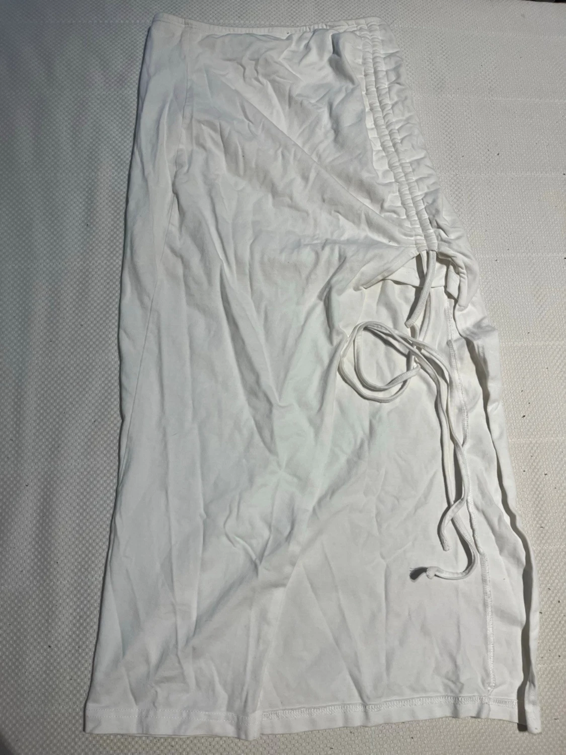 Vit långkjol med snörning i sidan