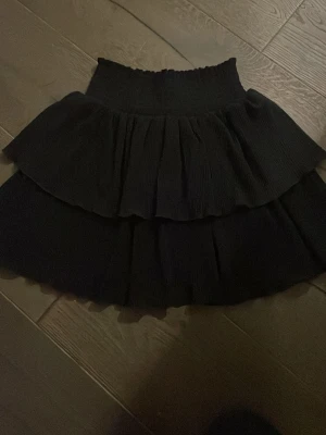 Svart volangkjol - Säljer en svart volangkjol från Kappahl! Storlek 146/152! Säljs då de inte används löngre