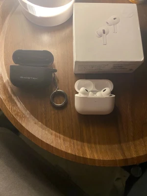 AirPods Pro 2 - Mycket bra skick, knappast använda, fodral & laddare medföljs✌️.