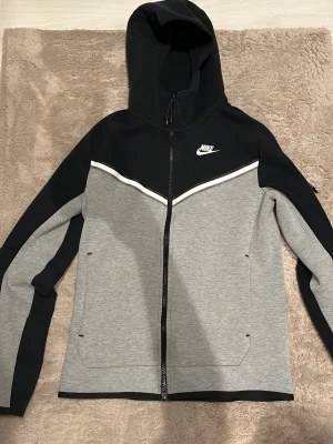 Nike Tech  - Nike Tech Fleece hoodie i storlek XS, Inga tecken på användning . Fraktar samma dag!💯