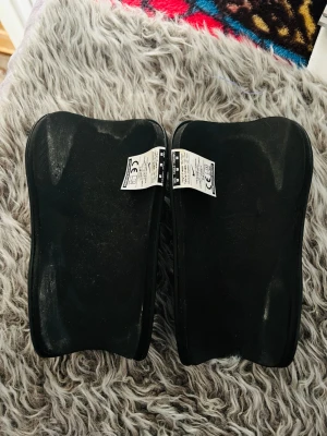 Nike benskydd  - Fina och knappt använda benskydd för barn och ungdomar 