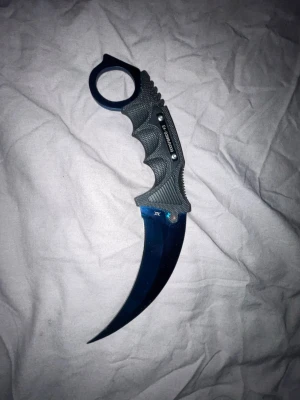  karambit blue steel - Säljer en blue steel karambitkniv från cs2Xsteelseries collentionenen. Perfekt för samlare eller prydnad, (det är en riktig kniv som är väldigt väldigt vass) detta är 399/5000 i världen