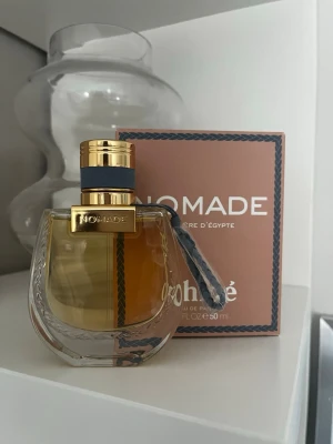 Parfym Chloé Nomade 50ml - Säljer min Chloé Nomade parfym -  Lumière d'Égypte 50ml💗 Den luktar frächt och gott med lite citrus. Säljer pga att jag fick den present, fast i fel doft💗 Oanvänd!! Orginalpris: 1000-1400kr