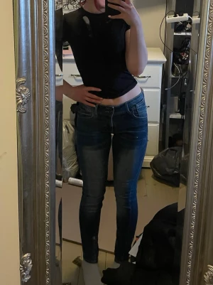 Mörkblå skinny jeans - Säljer ett par lågmidjade skinny jeans 