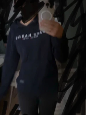 Mörkblå hoodie från Race Marine - Snygg mörkblå hoodie från Race Marine med vit logga och koordinater tryckta på bröstet samt RM-detalj på ärmen. Klassisk huva med dragsko och mjukt material som känns skönt mot huden. Perfekt för en avslappnad och sportig stil.