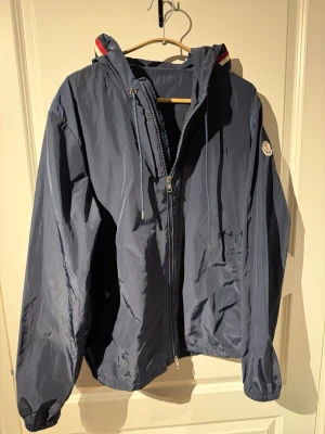 Grimpeurs Hooded Moncler Windbreaker  - Säljer en sjukt snygg Grimpeurs Hooded Moncler Windbreaker. Den är väldigt sparsamt använd och är i ett mycket gott skick. Frågor? Bara att kontakta mig ✅ allt gott, mvh Noah