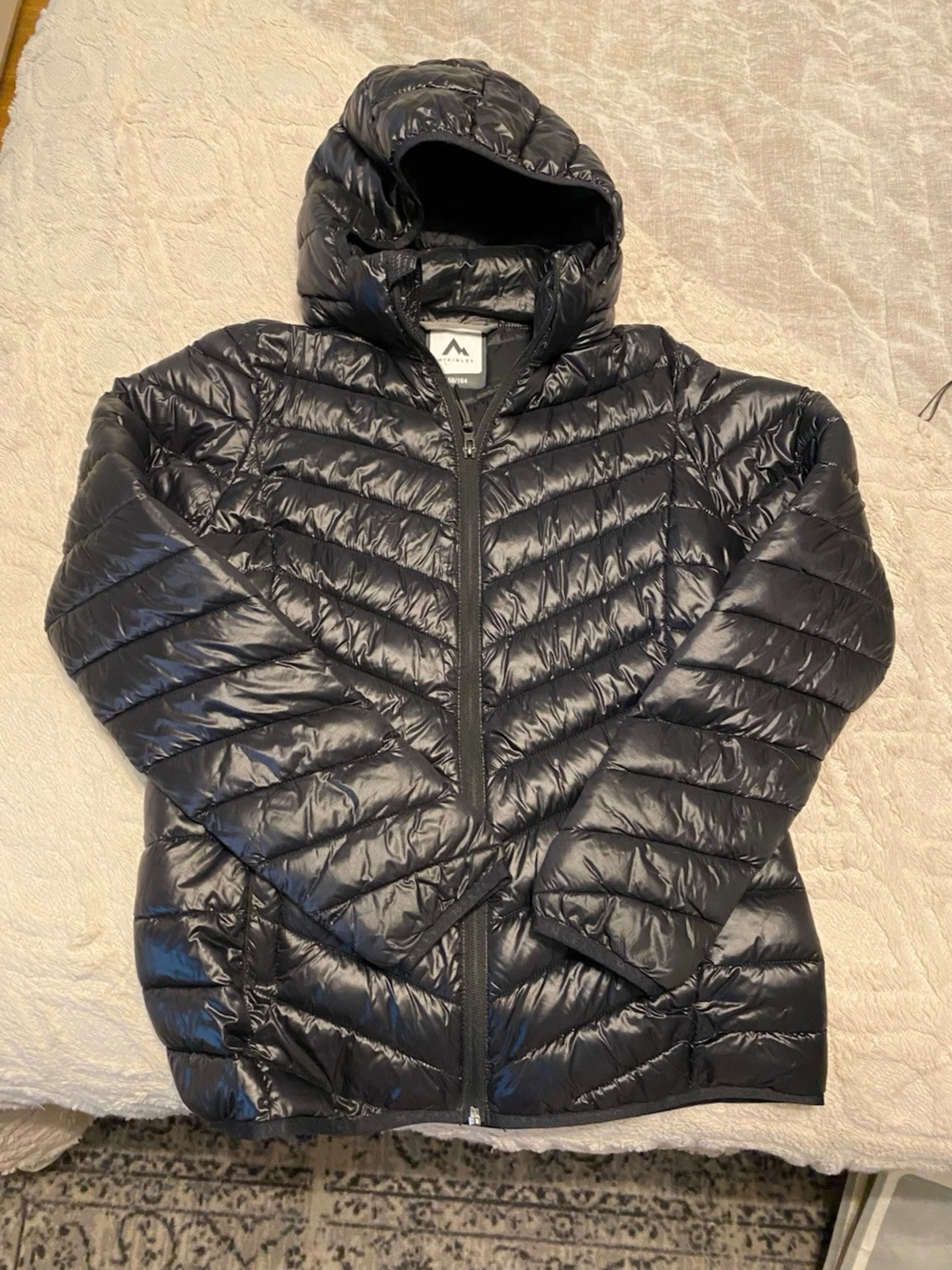 Svart dunjacka med huva från McKinley