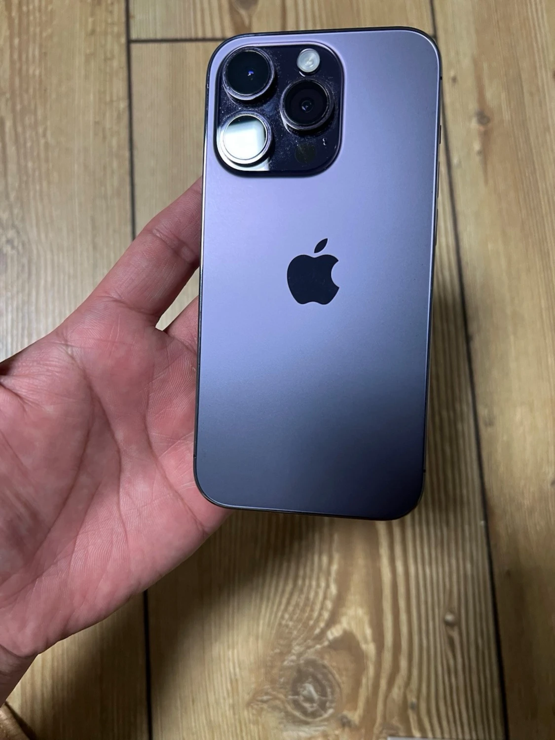 Lila iPhone 14 Pro med dubbla kameror