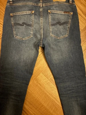 Blå slim fit jeans från Nudie Jeans - Säljer ett par jätte snygga simpla Nudie Jeans i modellen Lean Dean. Färgen är Blue Dawn med en jätte snygg tvätt! 👖De är köpta i September/Oktober, inga defekter, mycket fint skick och därför är priset ganska högt ‼️Skriv till mig vid minsta fundering så kan vi komma överens med en riktigt bra affär! /Gustav 😁