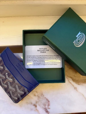 Goy4rd Plånbok  - Exklusiv plånbok från Goy4rd i Royal Blue färg. En stilren och lyxig accessoar som är både tidlös och eftertraktad