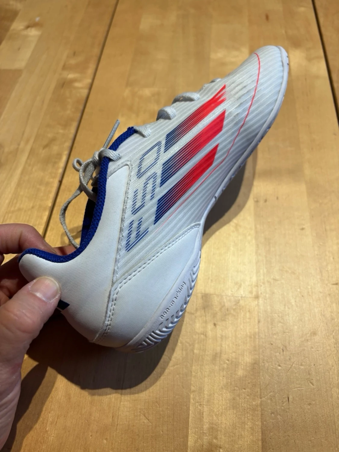 Adidas vita fotbollsskor med röd/blå - 1