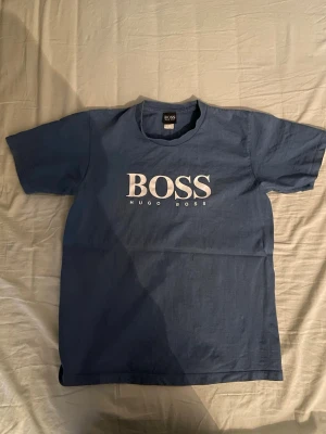 Hugo Boss t-shirt - Hugo boss t-shirt som har text i mitten på bröstet och uppe i ryggen