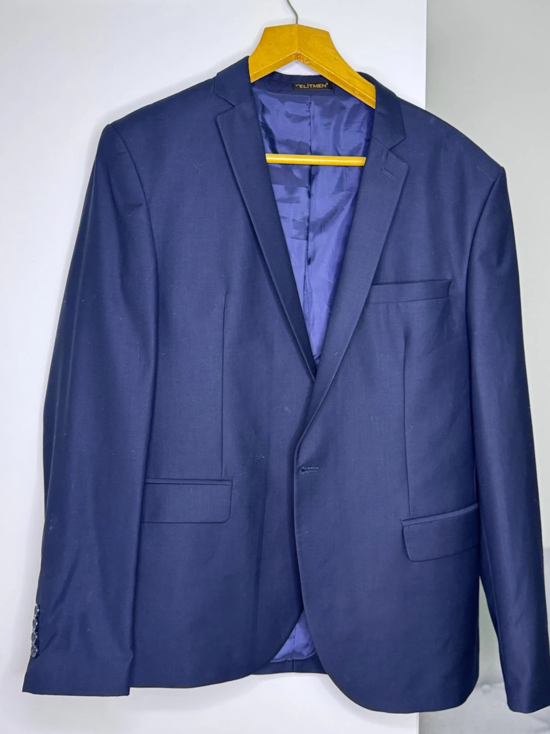 Mörkblå kostym med väst från Politix