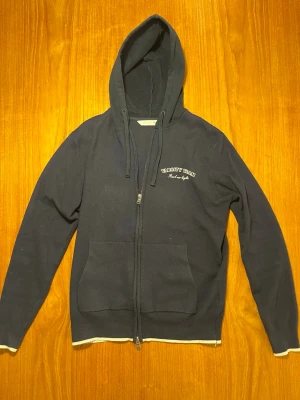 Marinblå stickad zip-hoodie - Säljer denna stickade zip-hoodie från Dan John i storlek M men den sitter som S. Pris kan diskuteras. Hör av dig vid frågor.