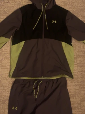 Under Armour träningsset hoodie & byxor - Under armour tracksuit skriv om ni undrar något 