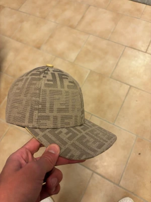Fendi keps - Bra skick knappast använd. Ingen box!!. För fler bilder eller frågor är det bara att skriva.