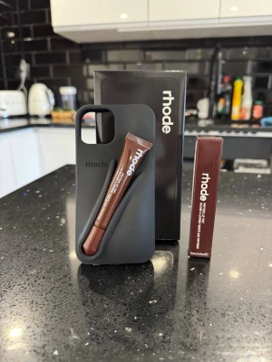 Rhode skal och lipptint - 🎨 Färg: black 📱 Passar: iPhone 13 / 14 / 15 (ej pro, max eller plus) ♻️ Skick: Helt ny – aldrig använd 📦 Skickas samma dag vid köp
