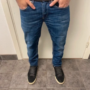 Dondup George jeans - Mörkblå Dondup George jeans. Mycket bra skick. Storlek 31 passar dig mellan 160-170 ungefär. Modellen är 173cm, 64kg. Pris kan diskuteras!!