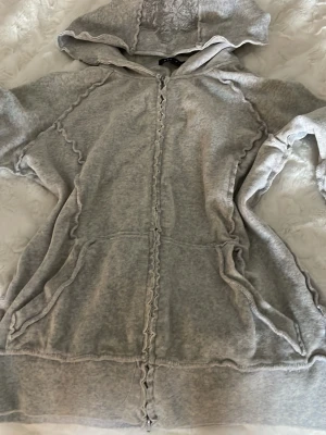  Sipp hoodie  -  Säljer en zip hoodie från Bikbok i storlek M. Men passar den som har S/XS också, är vintage och går ej att få tag på längre🤗 pris kan diskuteras. Hör av er innan köp!!