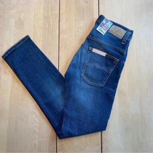 Nudie jeans - Tjena! Säljer nu ett par riktigt feta nudie jeans med en riktigt snygg tvätt. De är HELT NYA, med lapparna fortfarande kvar. Jeansen är i modellen "Thinn Finn", vilket är en slim fit passform. De är ju som sagt helt nya, så finns inga defekter. De är i storleken "28/32". Hör av er vid närmsta fundering!❗️Kolla även in min profil för fler jeans och kläder❗️