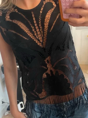 Svart spetslinne med fransar - Cool topp