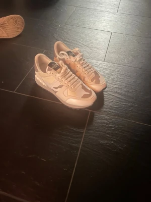Valentino rockrunners med box - Jag säljer riktigt sköna valentino rockrunners vita med silvriga detaljer 