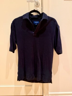 Eton casual skjorta – frotté – Aldrig använd - ✨ Helt ny Eton-skjorta i exklusivt frottétyg – perfekt för sommaren ✨  Säljer en aldrig använd skjorta från Eton, helt ny och i nyskick. En riktig designfavorit som kombinerar stil och komfort på bästa sätt.  Skjortan är sydd i ett otroligt mjukt frottétyg, vävt i Italien av extra långfibrig bomull (Giza 86). Materialet har naturlig stretch, är svalkande och fuktabsorberande – perfekt för varma sommardagar, semester eller en avslappnad men stilfull look.  ✔ Casual men stilig design ✔ Open krage 