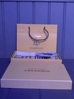 Burberry Bälte+Plånbok - Fint bälte som kommer med plånbok och box och påse och kvitto
