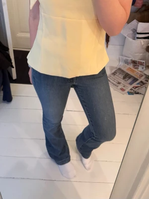 vintage lågmidjade jeans - lågmidjade bootcut jeans från the north face! midjemått:35 innebenslängd: 75