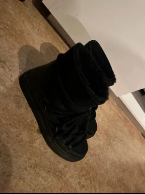 Inuikii - Jättefina och sköna nu när det är kallt ute. Använda ett par gånger men är hela🌺