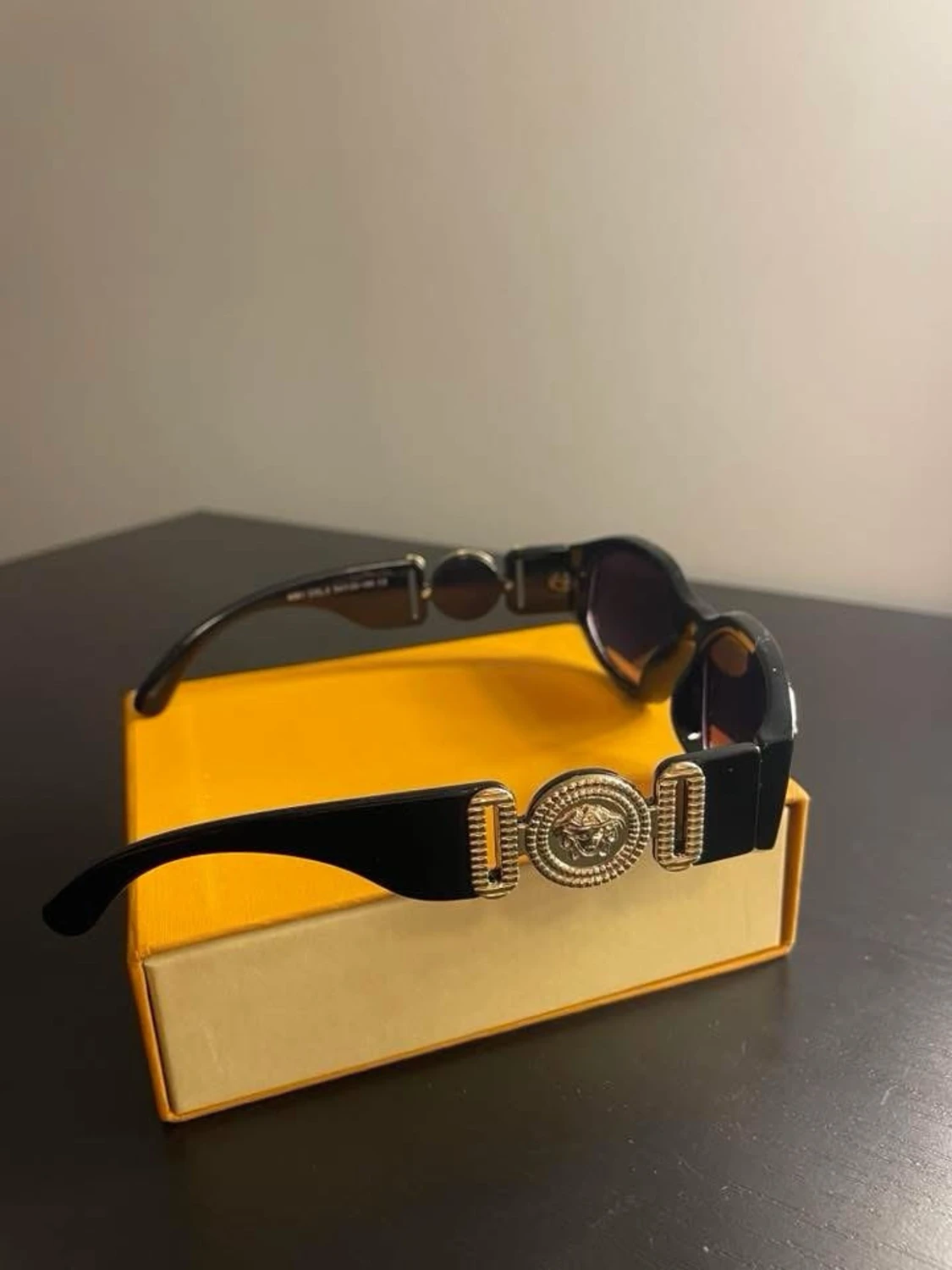 Svarta Versace solglasögon med guldlogo - 2