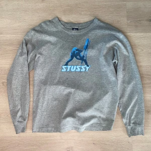 Vintage Stussy långärmad tshirt - Passar M. Ett litet hål under Stussy loggan.