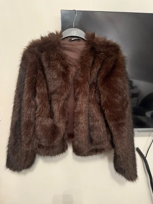 Päls kappa  - Skir snygg brun päls kappa helt ny använd 1 gång priset kan diskuteras ❤️