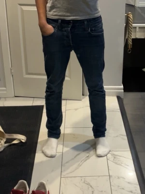 Mörkblå slim fit jeans - Säljer ett par mörkblå slim fit jeans. Jeansen har normal midja och smal passform hela vägen ner. Perfekta till en avslappnad stil och passar till det mesta i garderoben.