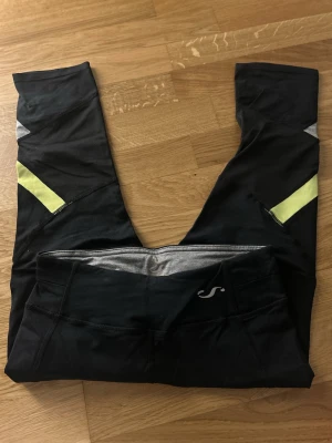 MANGO sportswear - Leggings from Mango to used to work out, has a zioper on the back for coins etc