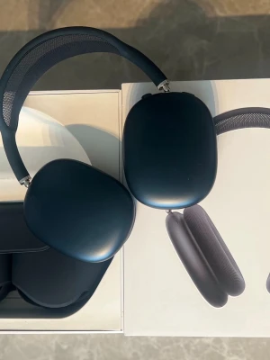 AirPods Max - mörkblå - Säljer Apple AirPods Max i mörkblå.  ✅ Helt oanvända – aldrig öppnade eller använda ✅ Toppskick / Nya ✅ Garanti gäller till december 2026  Otroligt ljud, aktiv brusreducering och exklusiva design i ljus finish.  📩 Hör av dig vid minsta lilla fråga – jag svarar snabbt och skickar gärna fler bilder. 📦 Snabb och säker frakt.
