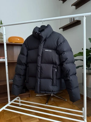 Svart pufferjacka från Axel Arigato - Säljer en svart pufferjacka från Axel Arigato. Sparsamt använd två vintrar. Nypris 5700 kr. En lite reva vid dragkedjan, syns inte vid användning och ingen djup skada så inga fjädrar som läker. Stor i storleken, skicka ett pm för bilder på passform