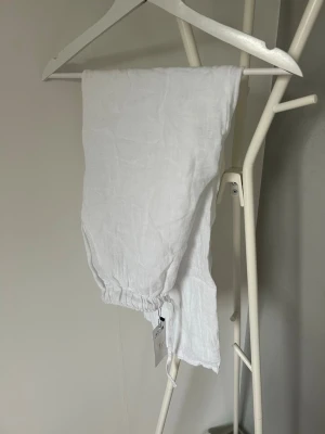 Vita linnebyxor från Designed by Si  - Jättefina lågmidjade linnebyxor som aldrig är använda då de är fel storlek 🥰